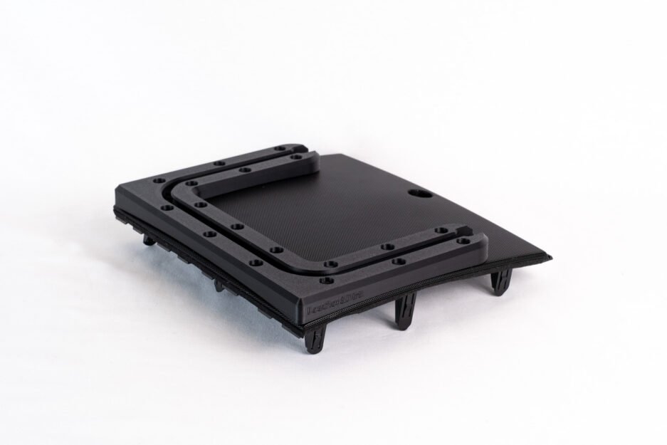 Toyota land cruiser (200 series) phone mount guide 14 Land Cruiser Dash Mount – OEM-Style Accessory Rail (2008–2015 LC200)