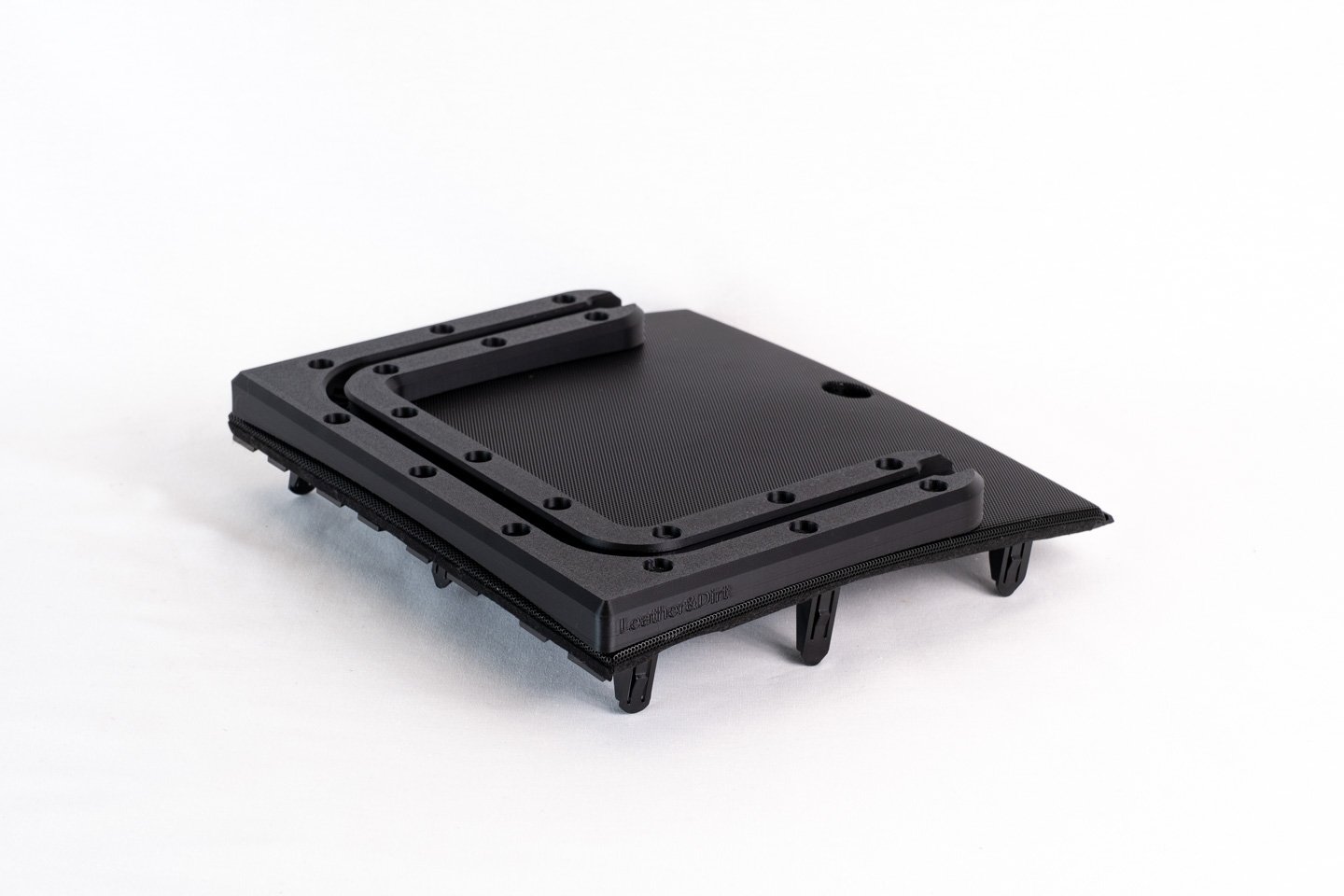 Land Cruiser Dash Mount – OEM-Style Accessory Rail (2008–2015 LC200) - Image 7
