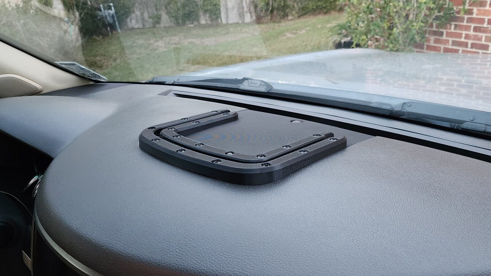 Lexus lx570 device mount guide 1 20231229 170507 edited, , Lexus LX570 phone mount